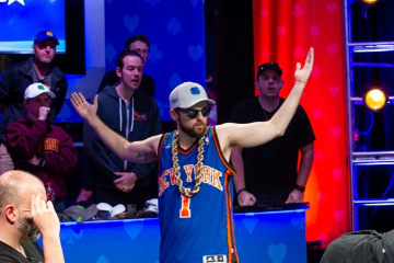 Покерный влогер выиграл браслет WSOP на автомобильной стоянке