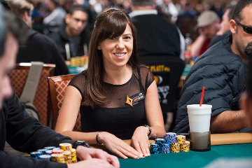 Кристен Бикнелл выиграла третий золотой браслет WSOP
