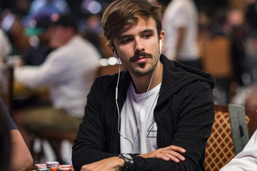 Бразилец Юри Дзивилевски выиграл второй золотой браслет WSOP
