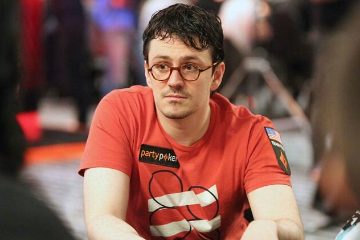 Айзек Хэкстон занял второе место в турнире суперхайроллеров WPT