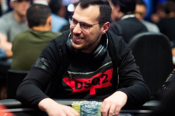Артур Мартиросян лидирует в турнире WCOOP за 10 300$