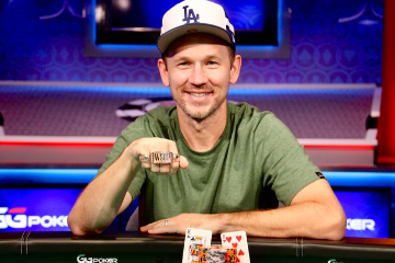 Американец Джон Моннетт выиграл свой четвёртый браслет WSOP