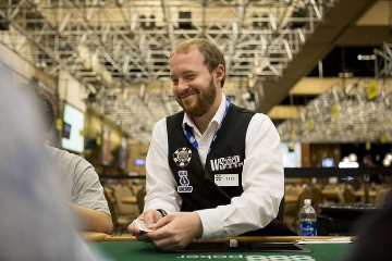 Дилер на WSOP разрешил покеристу отдать свои фишки другому игроку