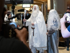 Phil Hellmuth arrives at the WSOP Main Event as Gandalf the White
