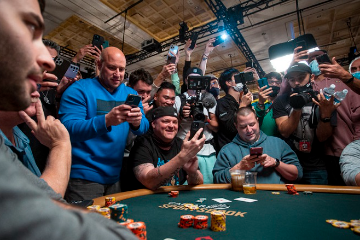 Американец проиграл с тузами на баббле МЕ WSOP 2021