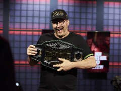 How much money did Hellmuth made at the WSOP 2021?