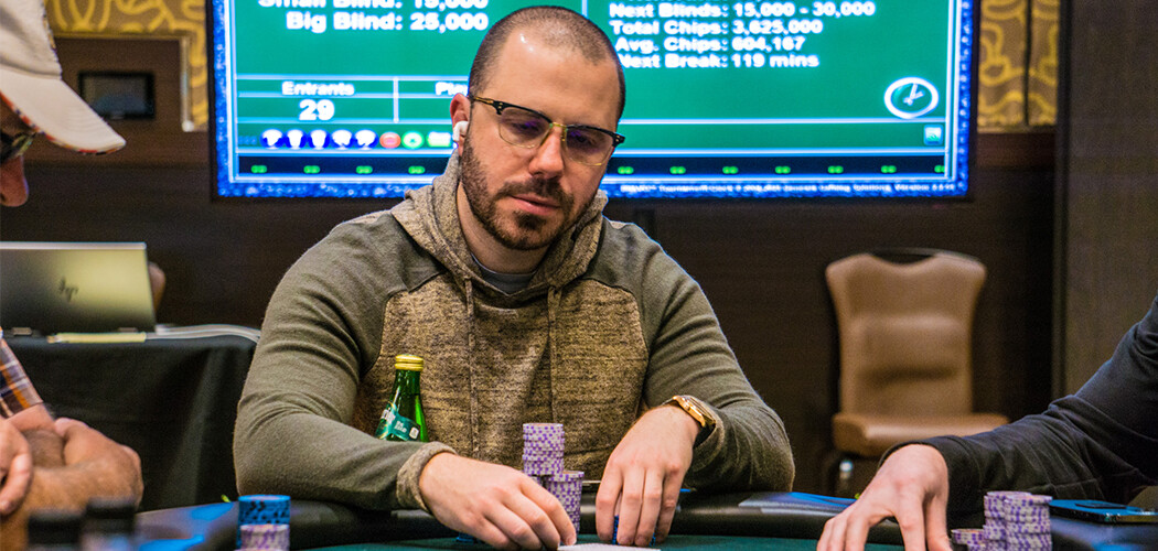 Покерний хайролер Ден Сміт зіграв у теніс проти Маркуса Гонсалеса, який тримав у руках сковорідку замість ракетки