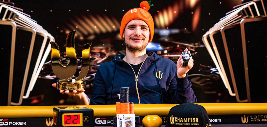 Роман Грабець разом зі своїми талісманами та трофеями Завдяки апельсинам 28-річний покерист забрав понад 4 000 000$ призових за перше місце у Головній події Triton Jeju