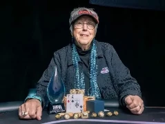 Пем Белот стала найбільш титулованою жінкою в історії WSOP Circuit. На її рахунку 8 кілець