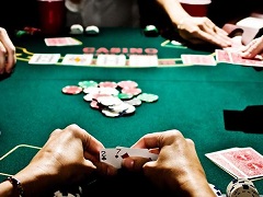 Покерист проиграл 65 000$, после того как засветил свою карту