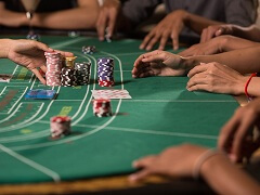 Дилер помог выиграть игрокам 1 000 000$ в казино