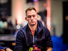 Джастин Бономо – чиплидер первого дня Super High Roller Bowl
