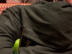 Даниэль Кейтс уснул в Bobby's Room на Рождество