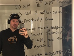 Фил Хельмут написал на зеркале свои цели на 2019 год