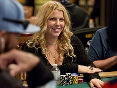 Жена Криса Мурмана лидирует в WSOP Ladies Championship